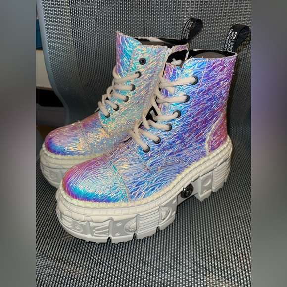 New Rock Dolls Kill Holographic M-WALL005-V44 Platform Boots Iridescent Festival - Picture 2 of 10